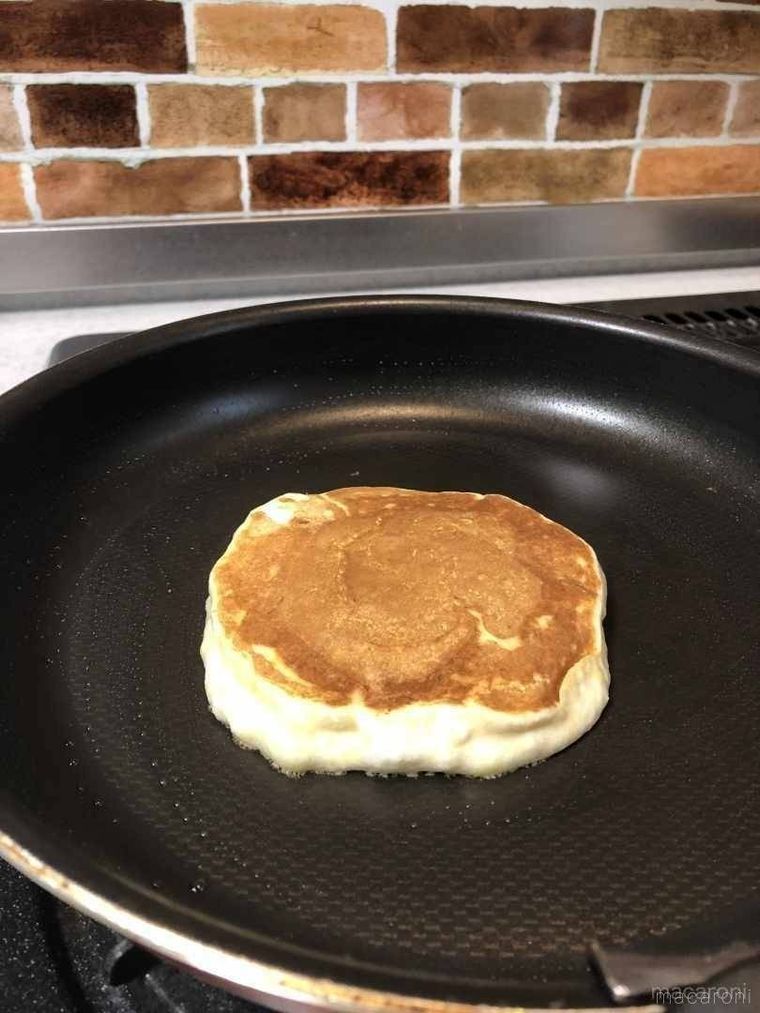 フライパンで焼いているパンケーキ