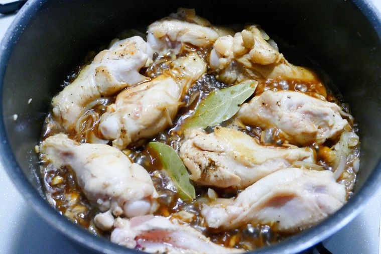 鍋に調味料と水、ローリエを加えた様子