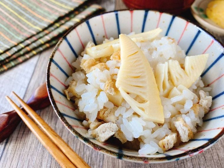 お茶碗に盛り付けたたけのこご飯のアップ