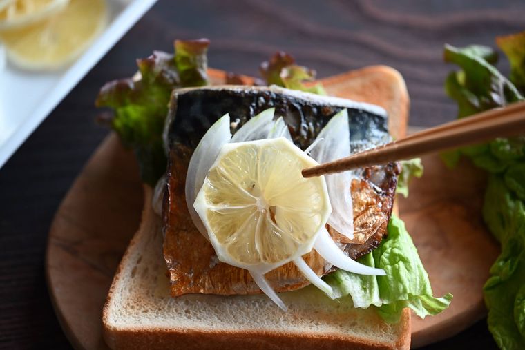 食パンの上にサバサンドの具材をのせている様子