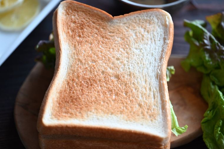 サバサンド具材を食パンで挟んでいる様子