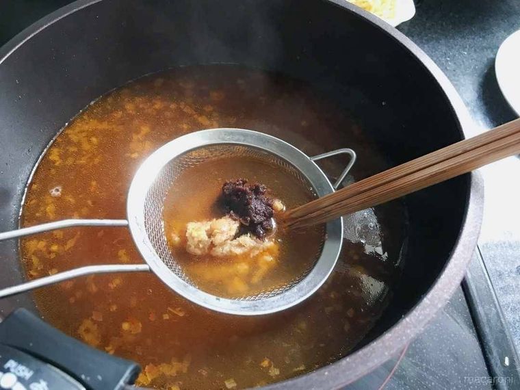 鍋に味噌を溶かしている様子