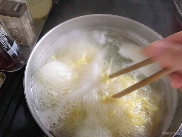 味噌ラーメンの麺をゆでる様子