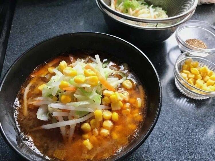 味噌ラーメンの盛り付けが完了している様子