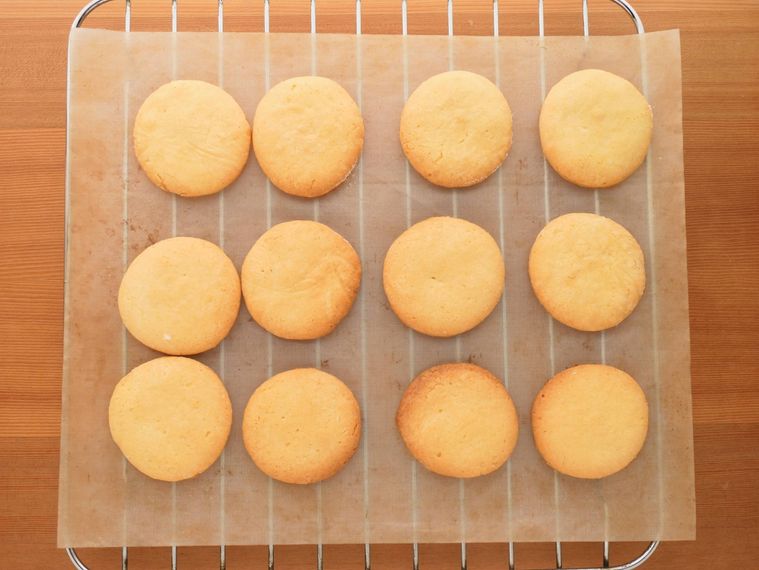 網の上にのせてクッキーを冷ます様子