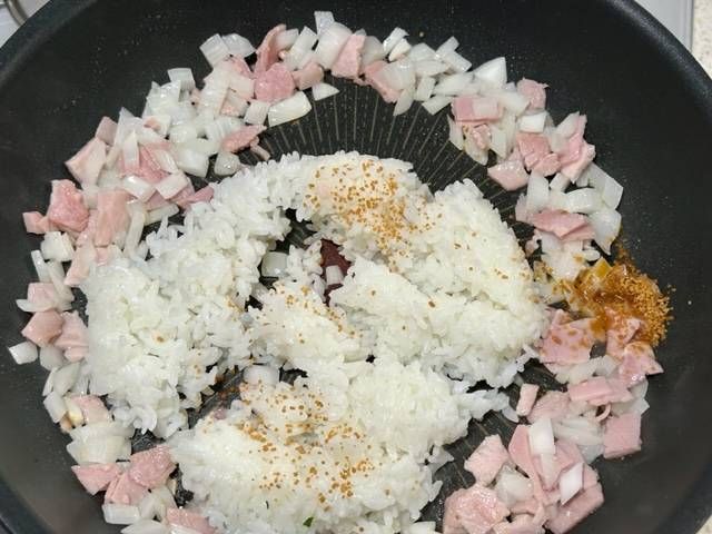 顆粒コンソメで味付けをしているバターライス