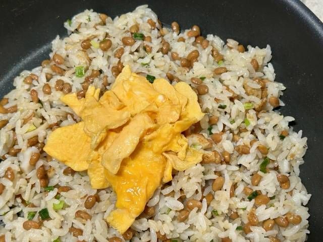 卵を戻し入れた納豆チャーハン