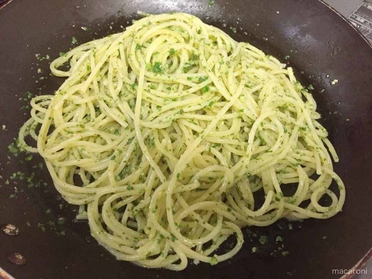 フライパンの中のジェノベーゼパスタ