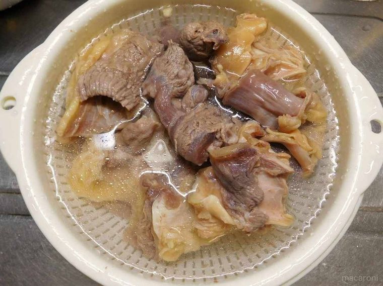 牛すじ肉を洗っている様子