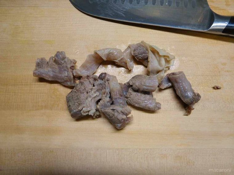 牛すじ肉をカットしている様子