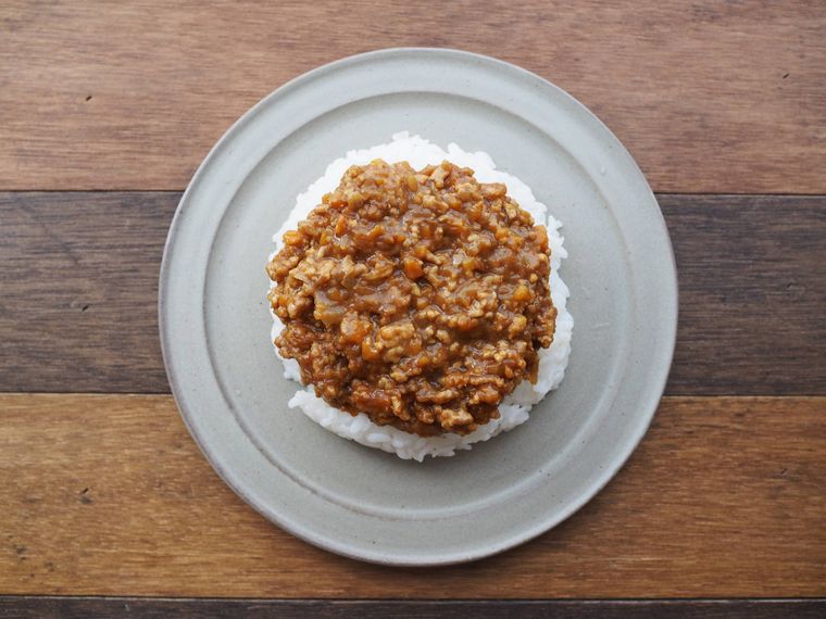 ごはんに盛りつけたとろけるチーズのキーマカレー