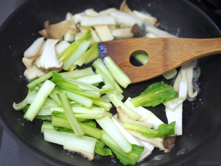 フライパンに小松菜の茎を入れて炒めている様子