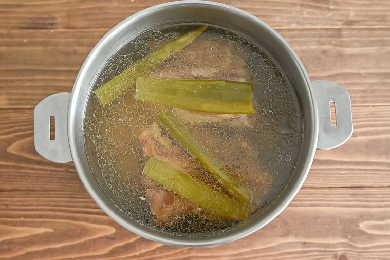 鍋に入った湯に浸かった豚肩ロース肉