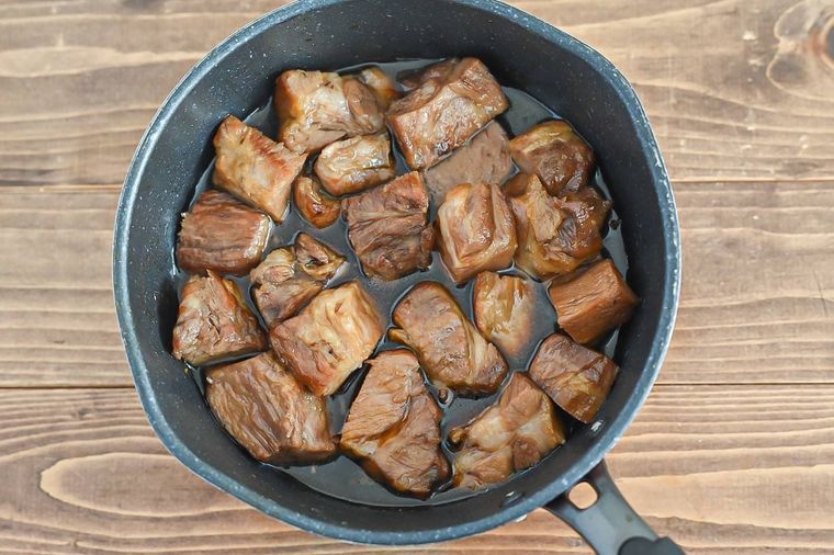 煮汁に入った豚肩ロース肉