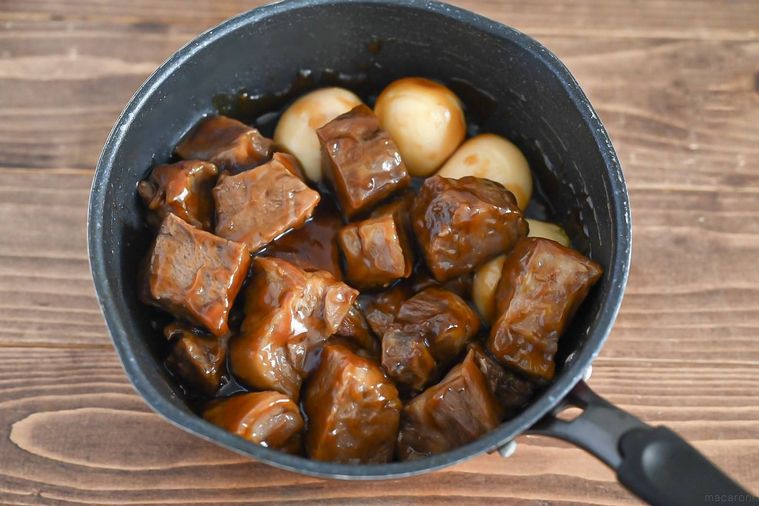 鍋に入ったとろみを付けた豚肩ロース肉とゆで卵