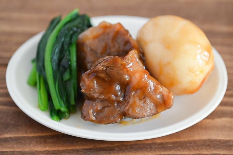白い皿に盛られた角煮