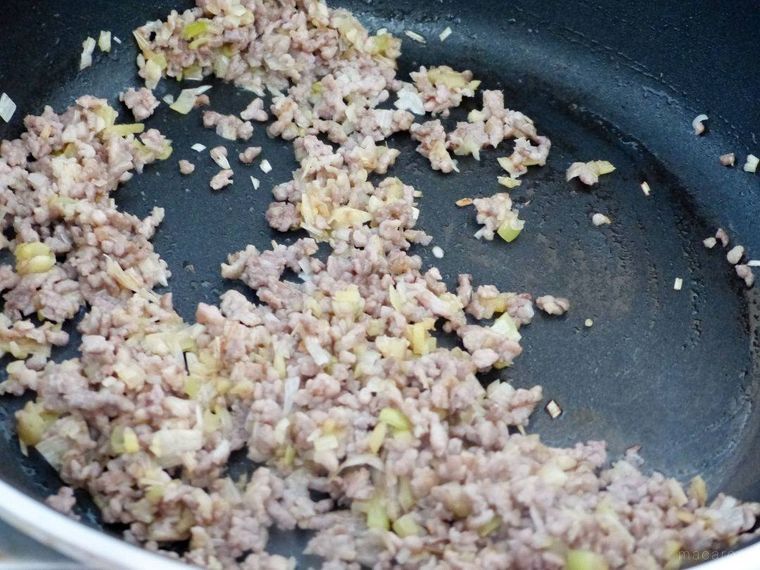 豚ひき肉と香味野菜を炒めているフライパン