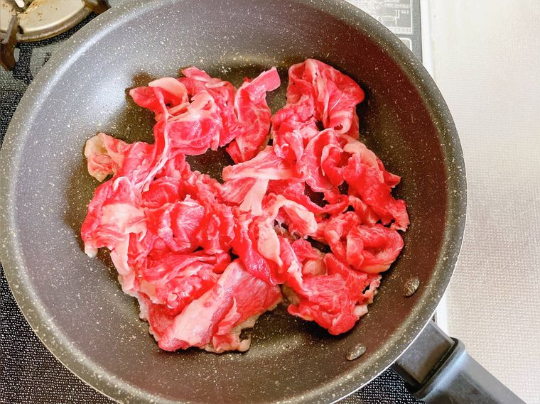 フライパンで牛こま肉を炒める様子