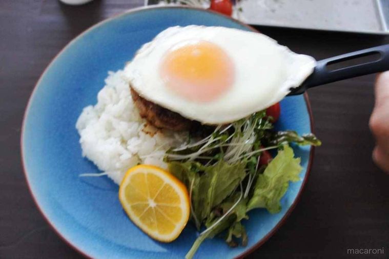 ハンバーグの上に目玉焼きをのせる