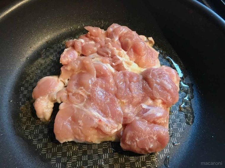 鶏肉を焼いている様子