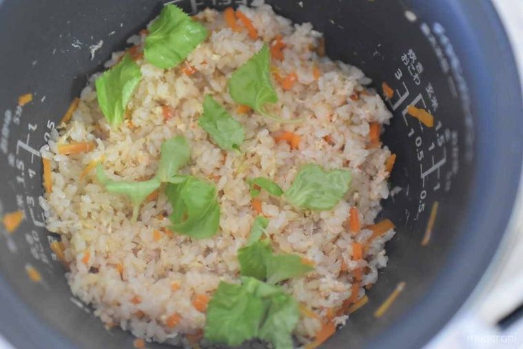 炊飯器の中のカニ缶の炊き込みご飯