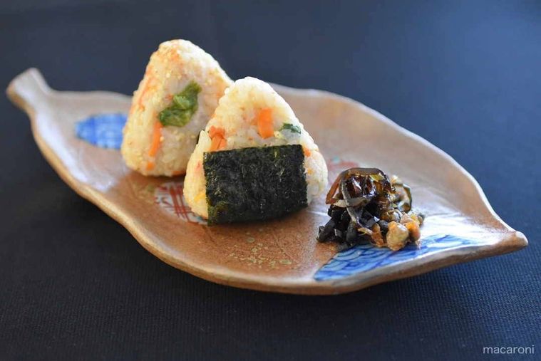 和食器に盛られたカニ缶の炊き込みご飯のおにぎり