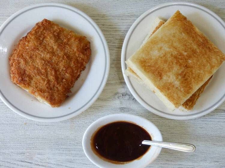 丸皿にのせたトンカツとトーストした食パン