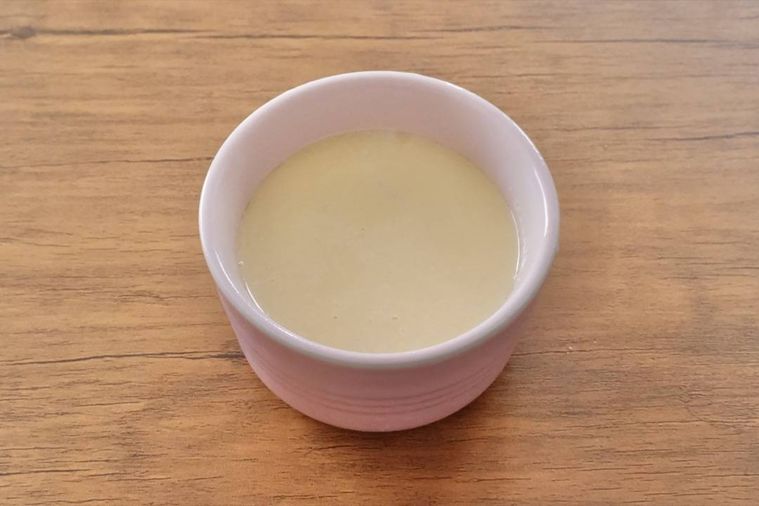 ココットに洋風茶碗蒸しの卵液が入っている