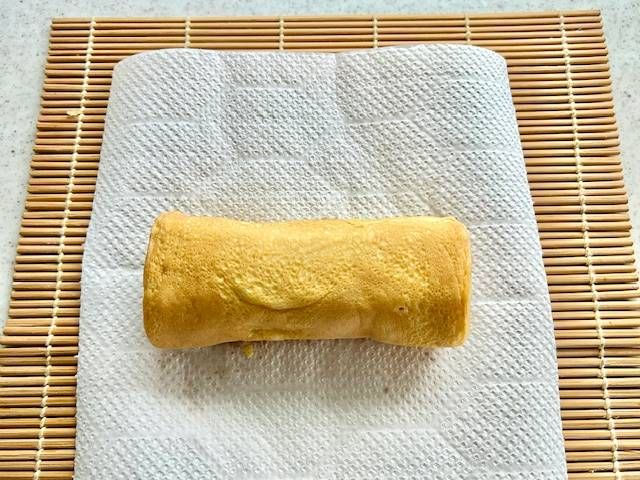 巻きすとキッチンペーパーの上にのった厚焼き玉子