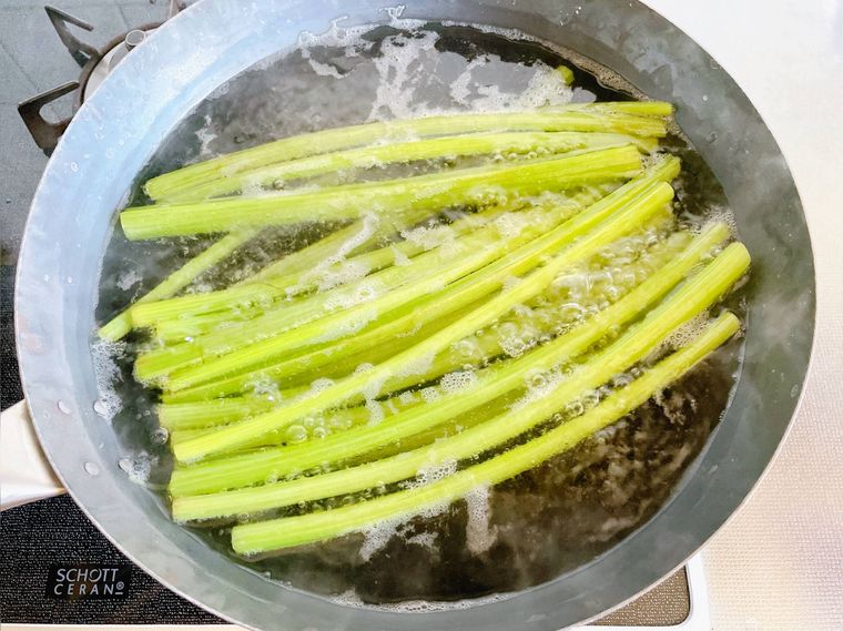 鍋でふきをゆでる様子