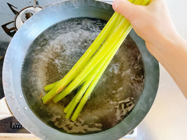 沸騰したお湯にふきを入れる様子