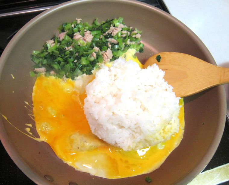 フライパンの中で混ぜ合わせる前の小松菜とツナ缶のチャーハン