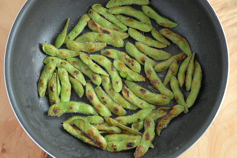 フライパンに入った焼き色がついた枝豆