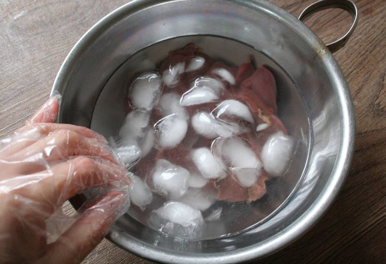 氷水の入ったボウルに牛レバーを入れた様子