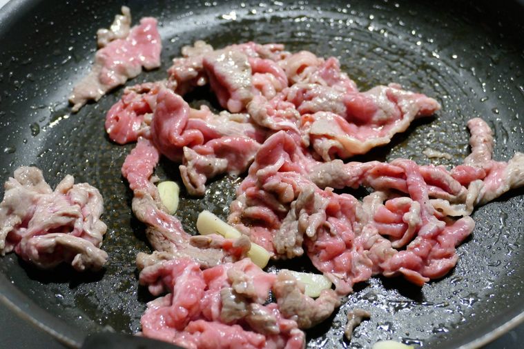 牛肉をフライパンで炒める様子