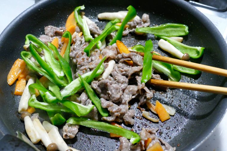 牛肉と野菜をフライパンで炒める様子