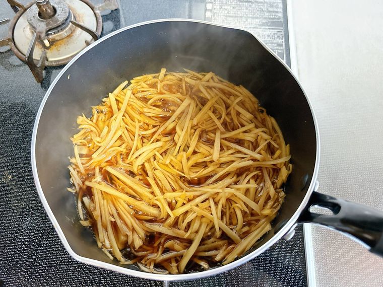 しょうがと調味料が入った鍋を煮る様子