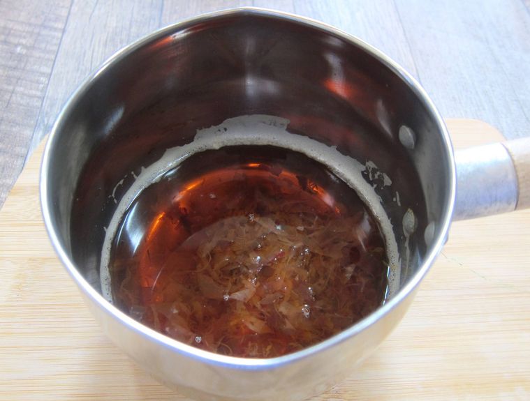 鍋に入った土佐酢の材料にかつおぶしを入れたところ