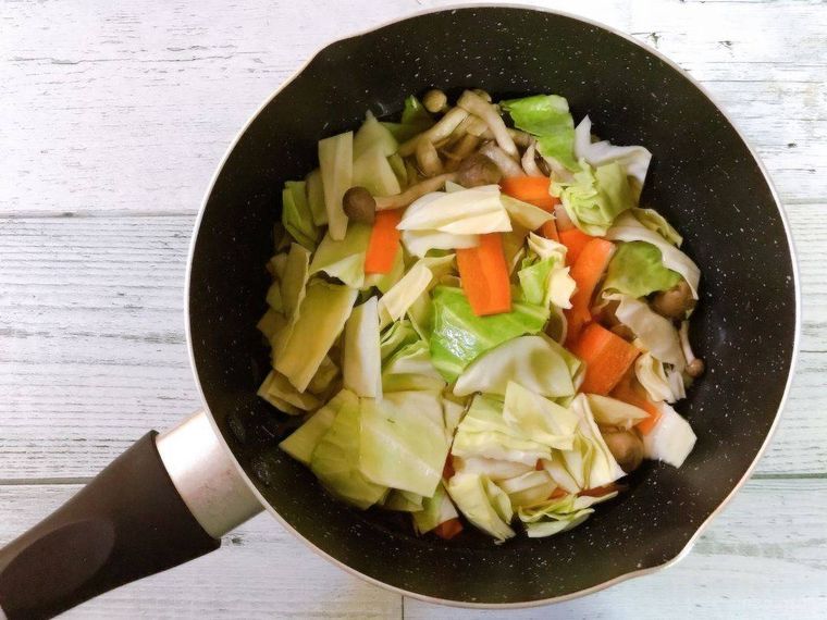 めんつゆで煮ている野菜