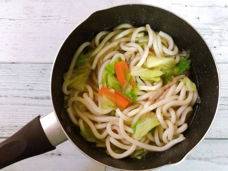 鍋で煮ている野菜うどん