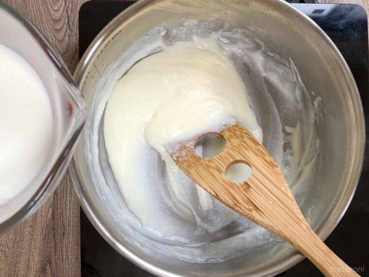 牛乳で伸ばしたバターと小麦粉のタネ