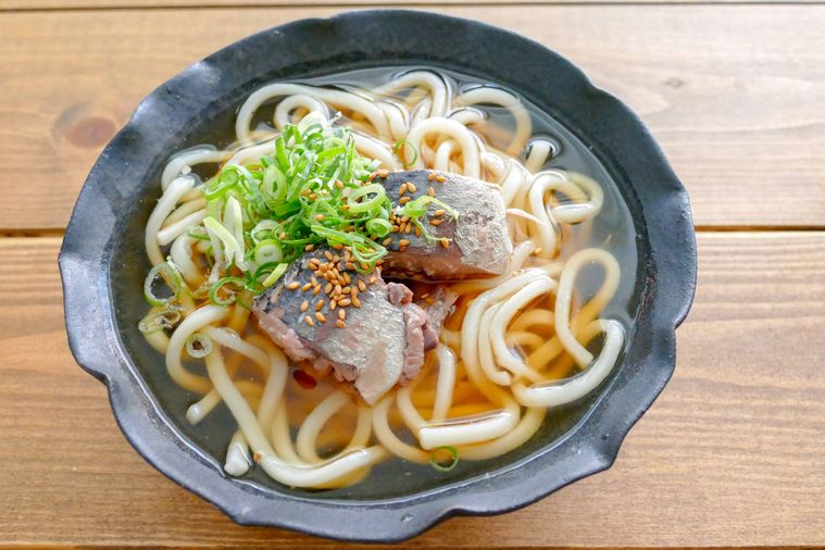 うどんを盛り付けた黒い丼