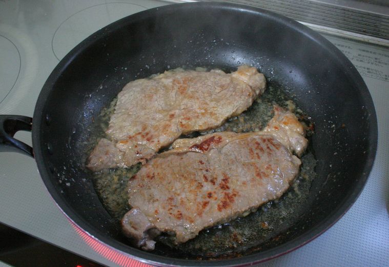 フライパンで牛ステーキ肉を焼いて完成した様子