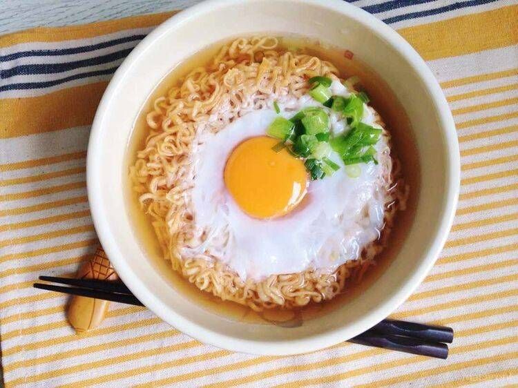 ねぎを添えたしろたまチキンラーメン