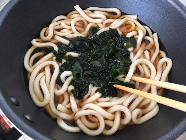 鍋で加熱されているわかめうどん