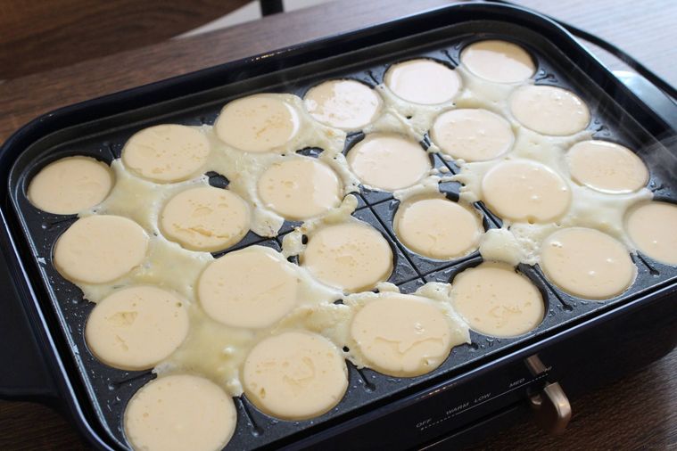 たこ焼き器に生地を流し入れた様子