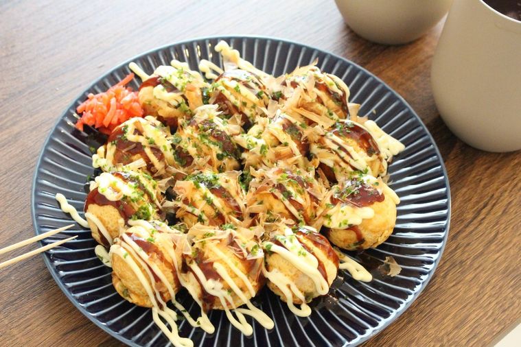 青い皿にたこ焼きが並んでいる様子