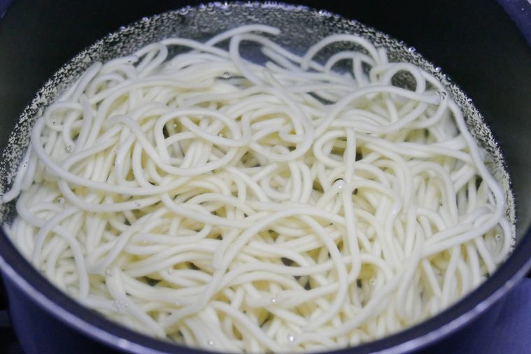 中華麺を鍋でゆでる様子