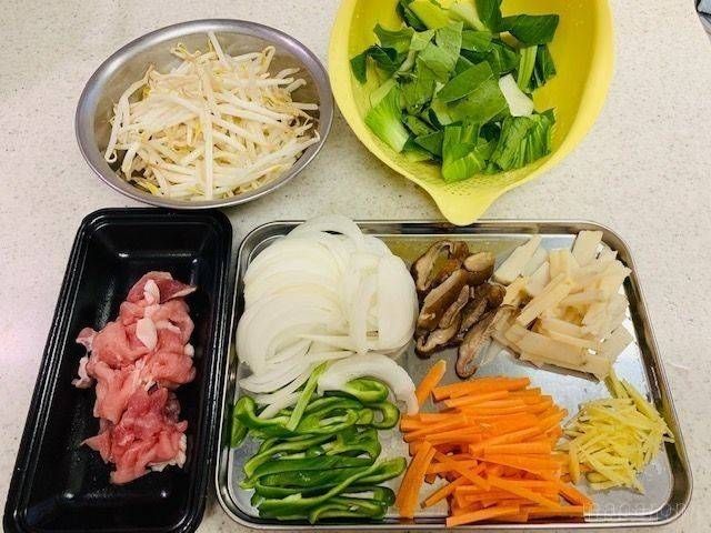 中華あんかけに使う肉と野菜がカットされて皿やボウルに入っている様子