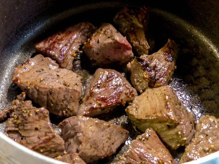 鍋で牛肉の表面を焼く様子